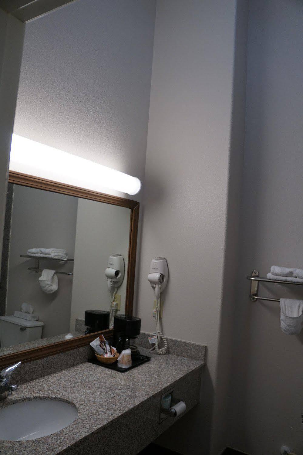 Baymont Inn & Suites Brenham Exteriör bild
